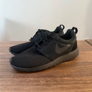 Nike Black Mesh Roshe Runs Sneakers
